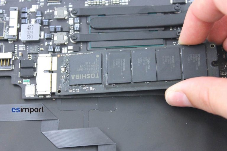 Démontage de la carte-mère sur MacBook Air 11″ A1370 mi 2011