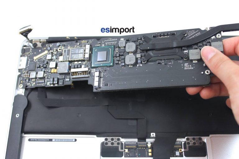 Démontage de la carte-mère sur MacBook Air 11″ A1370 mi 2011