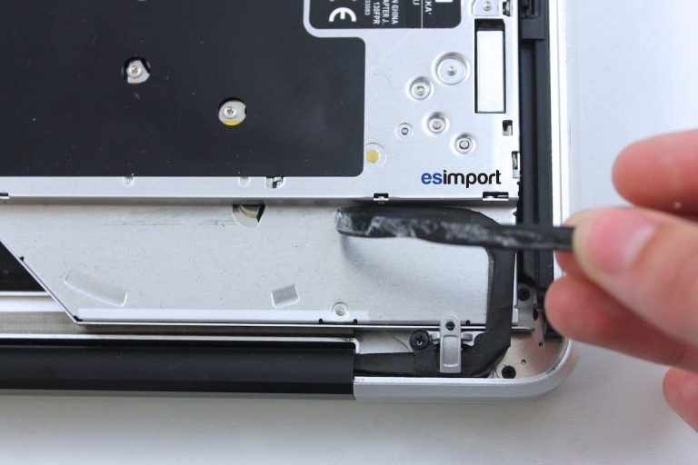 Changement de l’ensemble écran sur MacBook 15″ A1286 modèle 2008