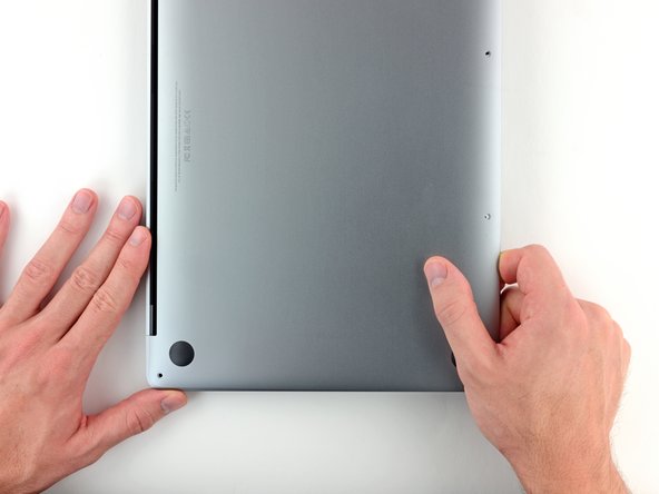 Changement batterie MacBook A2338 - Faire coulisser le couvercle inférieur