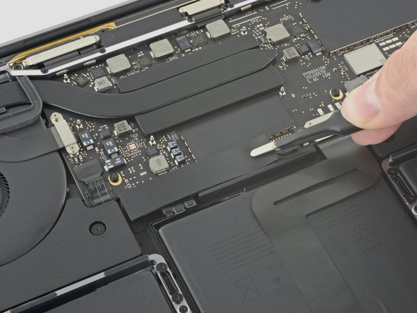 Changement batterie MacBook A2338 - Retirer l'adhésif du connecteur batterie