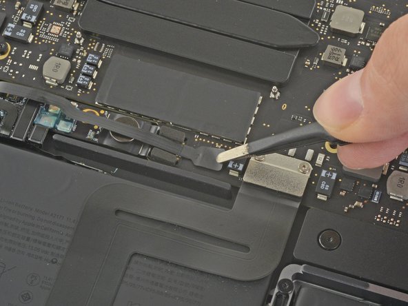 Changement batterie MacBook A2338 - Dégager la nappe de données batterie