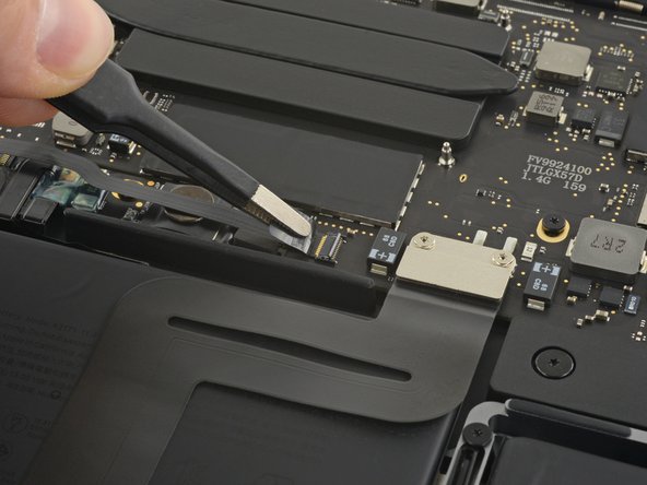 Changement batterie MacBook A2338 - Débrancher la nappe de données batterie