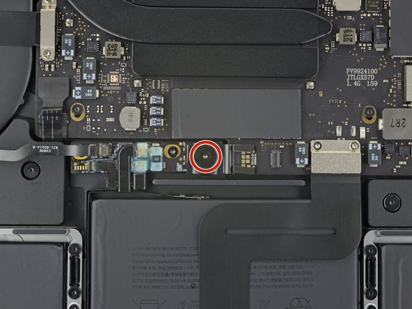 Changement batterie MacBook A2338 - Retirer la vis du connecteur d'alimentation