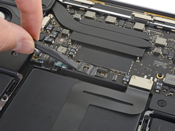 Changement batterie MacBook A2338 - Déconnecter la batterie