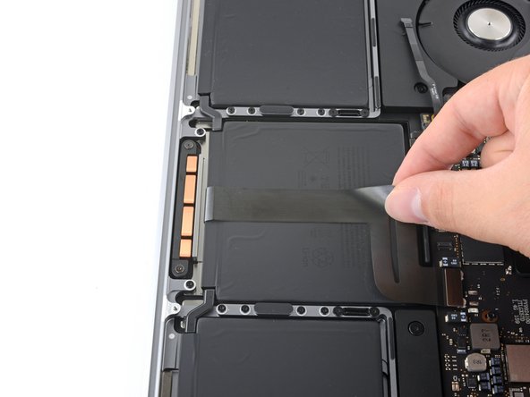 Changement batterie MacBook A2338 - Décoller la nappe du dessus de la batterie