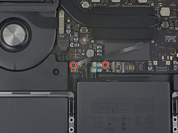 Changement batterie MacBook A2338 - Dévisser la carte de batterie