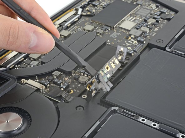 Changement batterie MacBook A2338 - Libérer la carte batterie