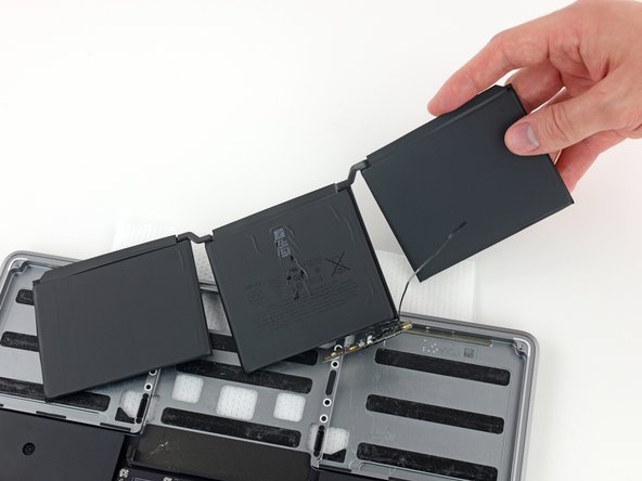Changement batterie MacBook A2338 - retrait de la batterie du MacBook Pro 13 pouces M1