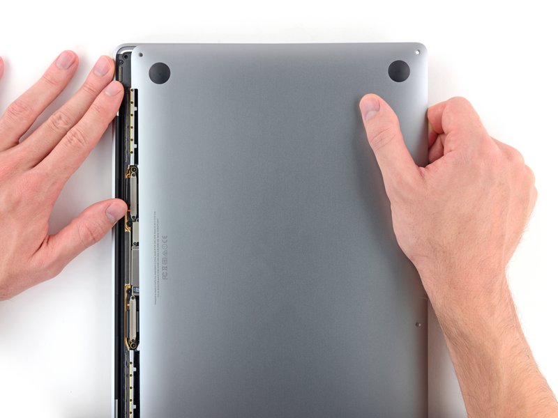 Faire coulisser le couvercle inférieur Changement écran MacBook A2338 - Faire coulisser le couvercle inférieur