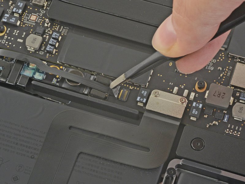 Dégager la nappe de données batterie Changement écran MacBook A2338 - Dégager la nappe de données batterie
