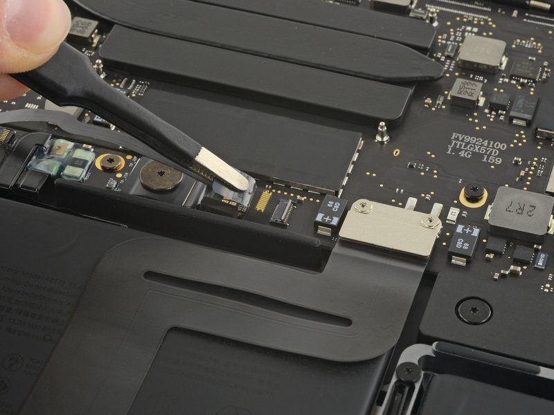 Débrancher la nappe de données batterie Changement écran MacBook A2338 - Débrancher la nappe de données batterie