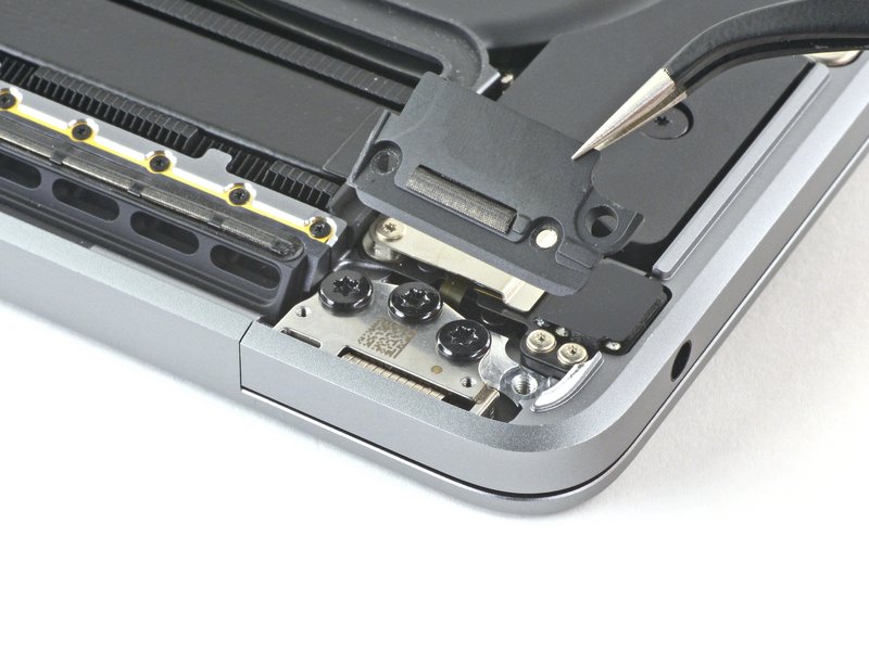 Déposer les caches plastiques des charnières Changement écran MacBook A2338 - Déposer les caches plastiques des charnières