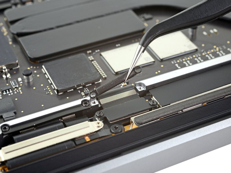 Retirer le cache du câble principal écran Changement écran MacBook A2338 - Retirer le cache du câble principal écran