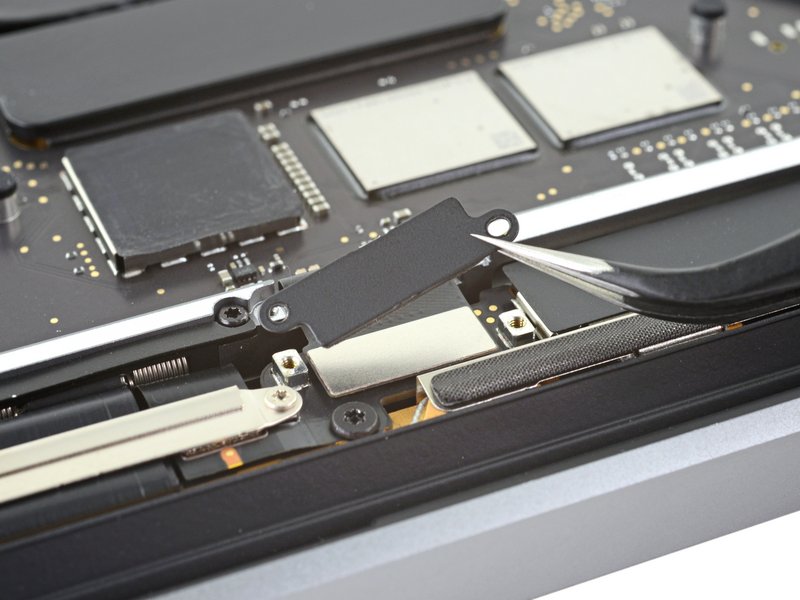 Retirer le cache du connecteur de nappe écran Changement écran MacBook A2338 - Retirer le cache du connecteur de nappe écran