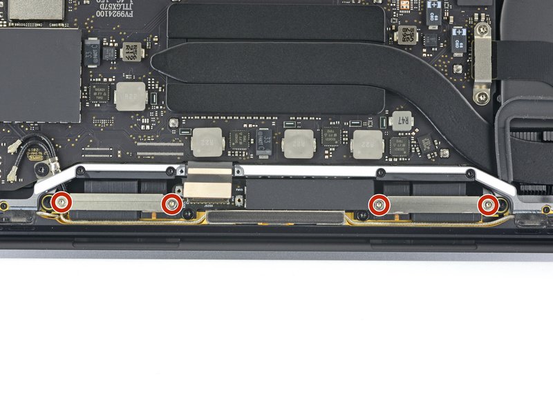 Retirer les caches des connecteurs écran Changement écran MacBook A2338 - Retirer les caches des connecteurs écran