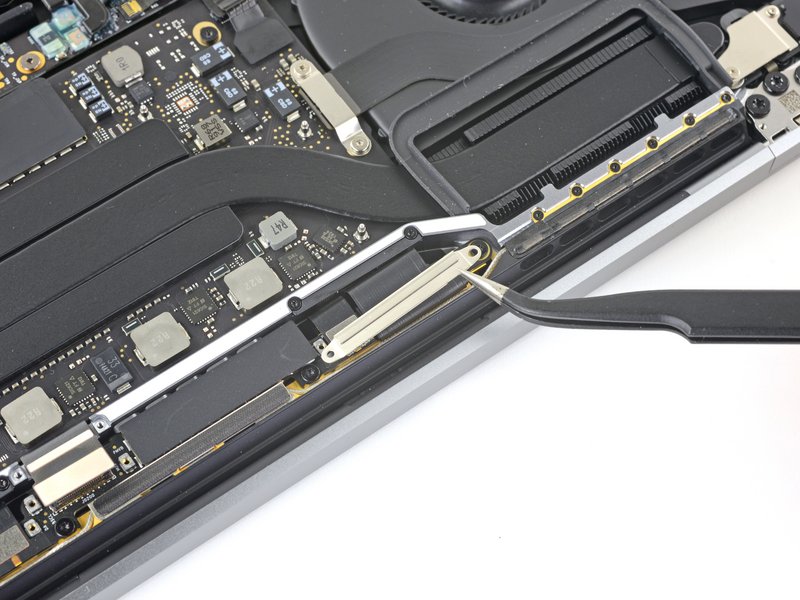 Retirer les caches des connecteurs écran Changement écran MacBook A2338 - Retirer les caches des connecteurs écran