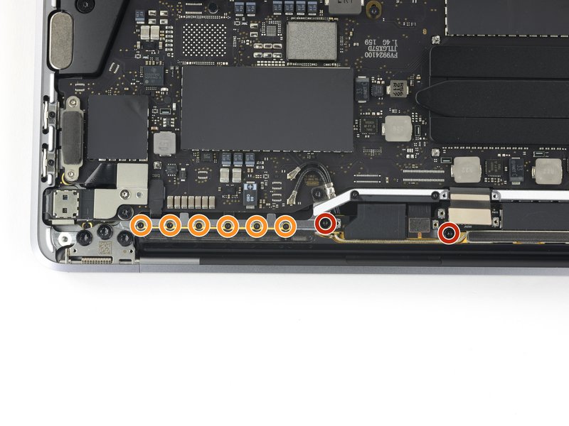 Dévisser l’ensemble antenne Changement écran MacBook A2338 - Dévisser l’ensemble antenne