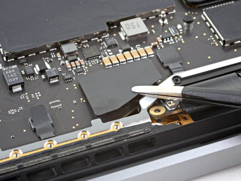 Retirer le cache plastique d’antenne Changement écran MacBook A2338 - Retirer le cache plastique d’antenne
