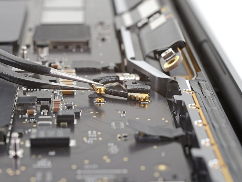 Déconnecter les câbles coaxiaux Changement écran MacBook A2338 - Déconnecter les câbles coaxiaux