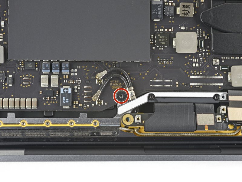 Libérer la fixation des câbles antenne Changement écran MacBook A2338 - Libérer la fixation des câbles antenne