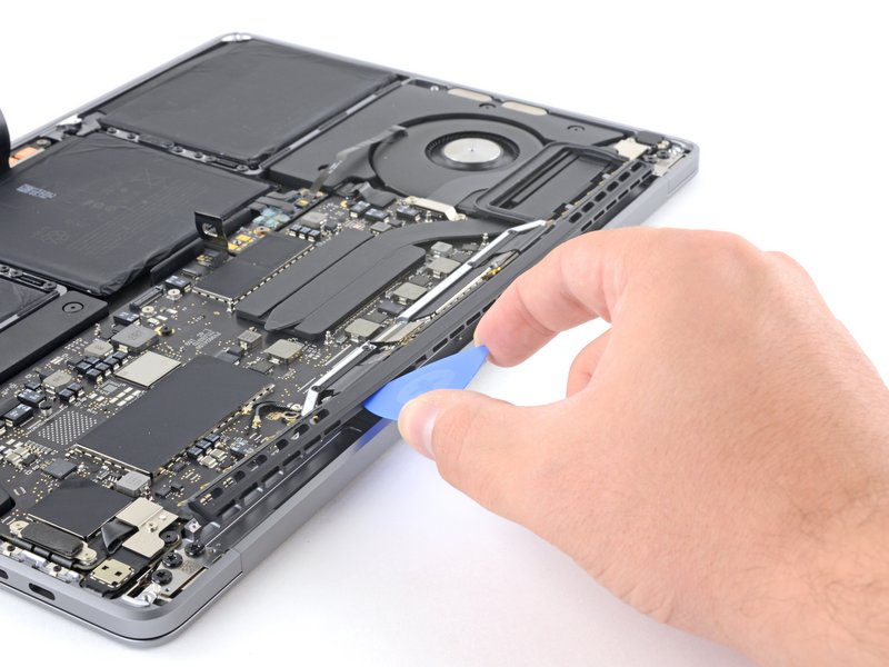 Décoller l’ensemble antenne Changement écran MacBook A2338 - Décoller l’ensemble antenne