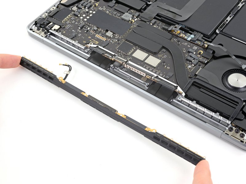 Déposer l’ensemble antenne Changement écran MacBook A2338 - Déposer l’ensemble antenne