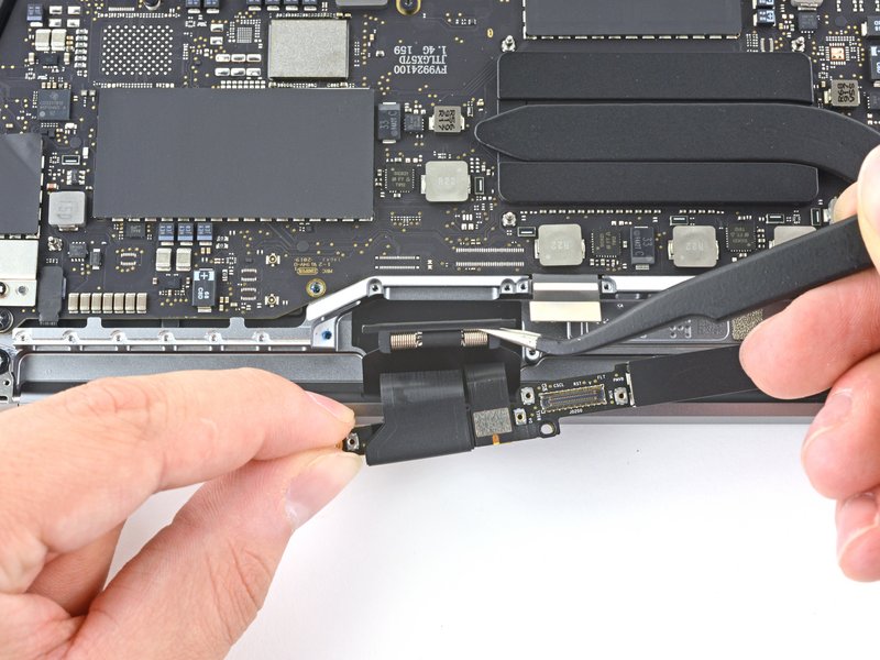 Libérer les ressorts de nappes écran Changement écran MacBook A2338 - Libérer les ressorts de nappes écran