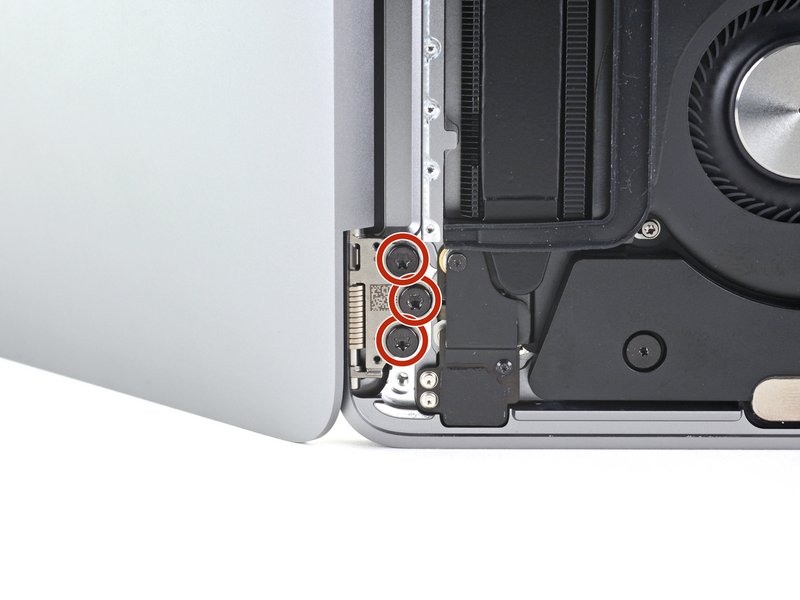 Ouvrir le MacBook et dévisser les charnières Changement écran MacBook A2338 - Ouvrir le MacBook et dévisser les charnières
