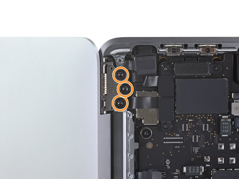 Ouvrir le MacBook et dévisser les charnières Changement écran MacBook A2338 - Ouvrir le MacBook et dévisser les charnières