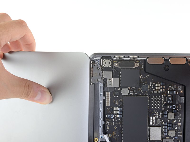 Séparer l’écran du châssis Changement écran MacBook A2338 - Séparer l’écran du châssis