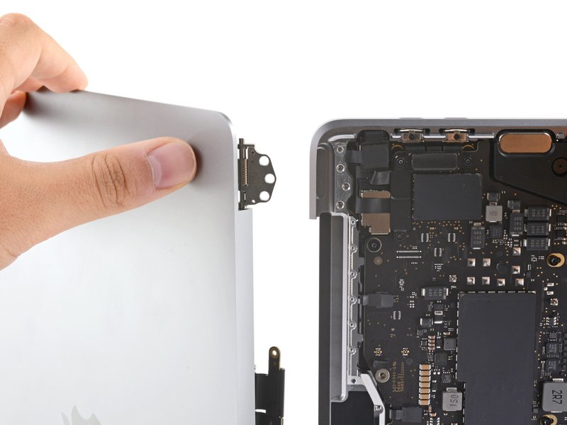 Séparer l’écran du châssis Changement écran MacBook A2338 - Séparer l’écran du châssis