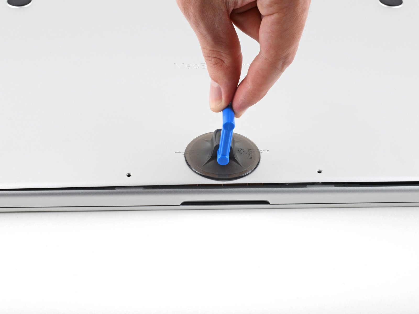 changer écran MacBook Pro 14 pouces 2021 A2442 - ventouse et ouverture du capot inférieur vue 2