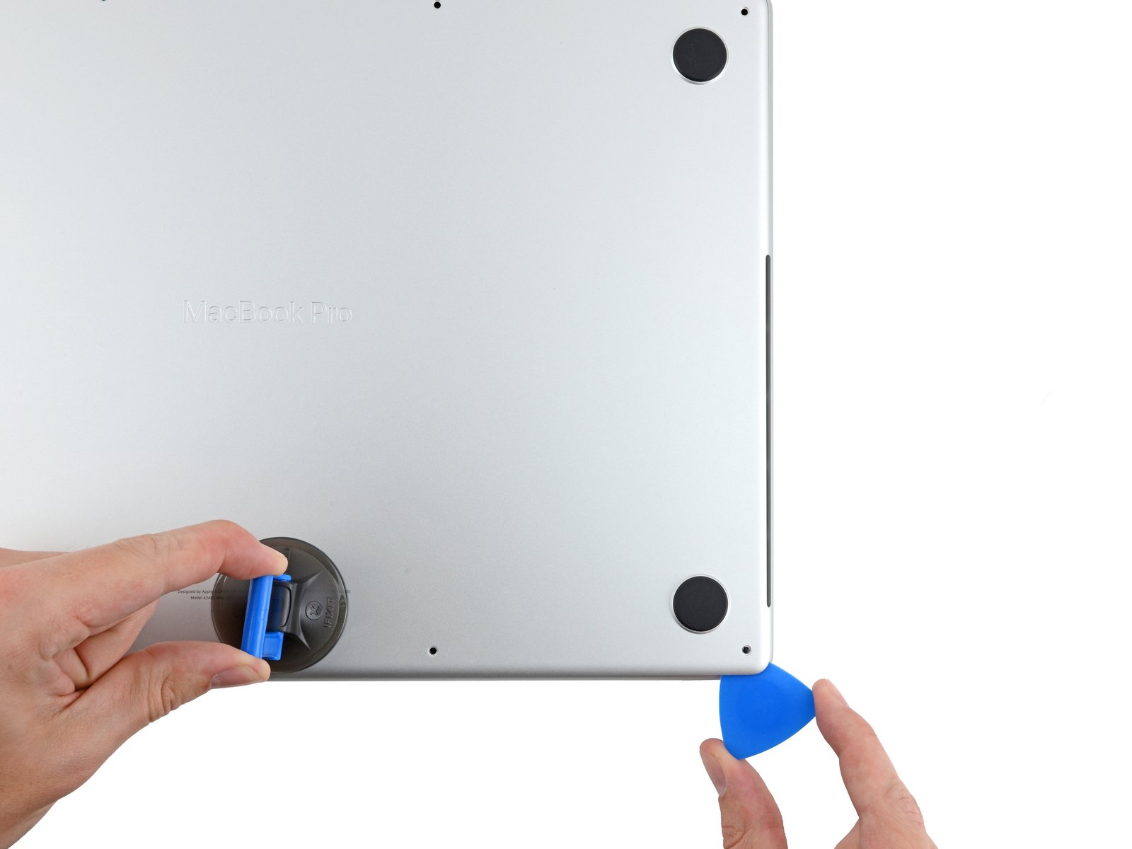 changer écran MacBook Pro 14 pouces 2021 A2442 - médiator et clips du capot inférieur côté droit vue 1