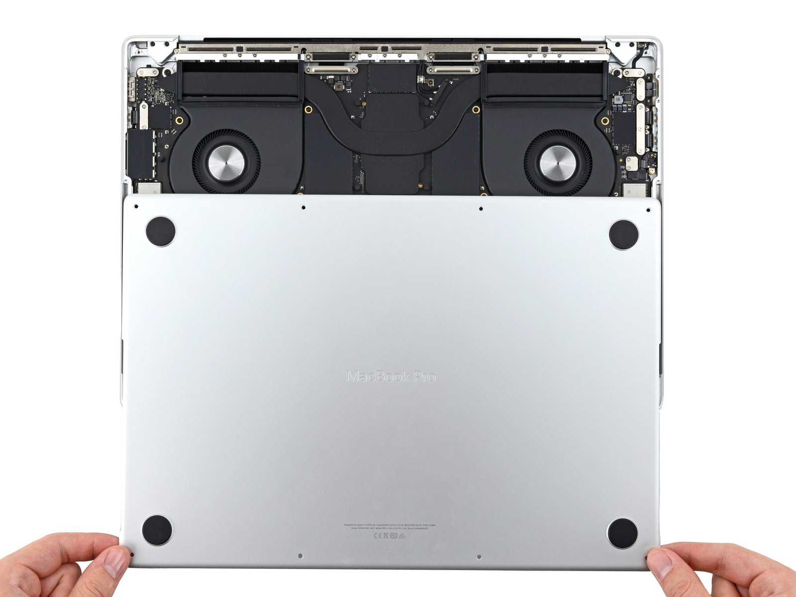 changer écran MacBook Pro 14 pouces 2021 A2442 - retrait du capot inférieur et clips coulissants vue 1
