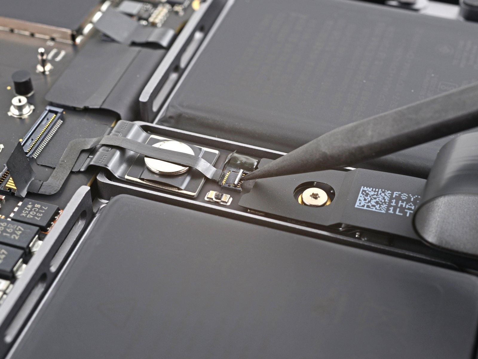 changer écran MacBook Pro 14 pouces 2021 A2442 - connecteur ZIF de la nappe batterie vue 2