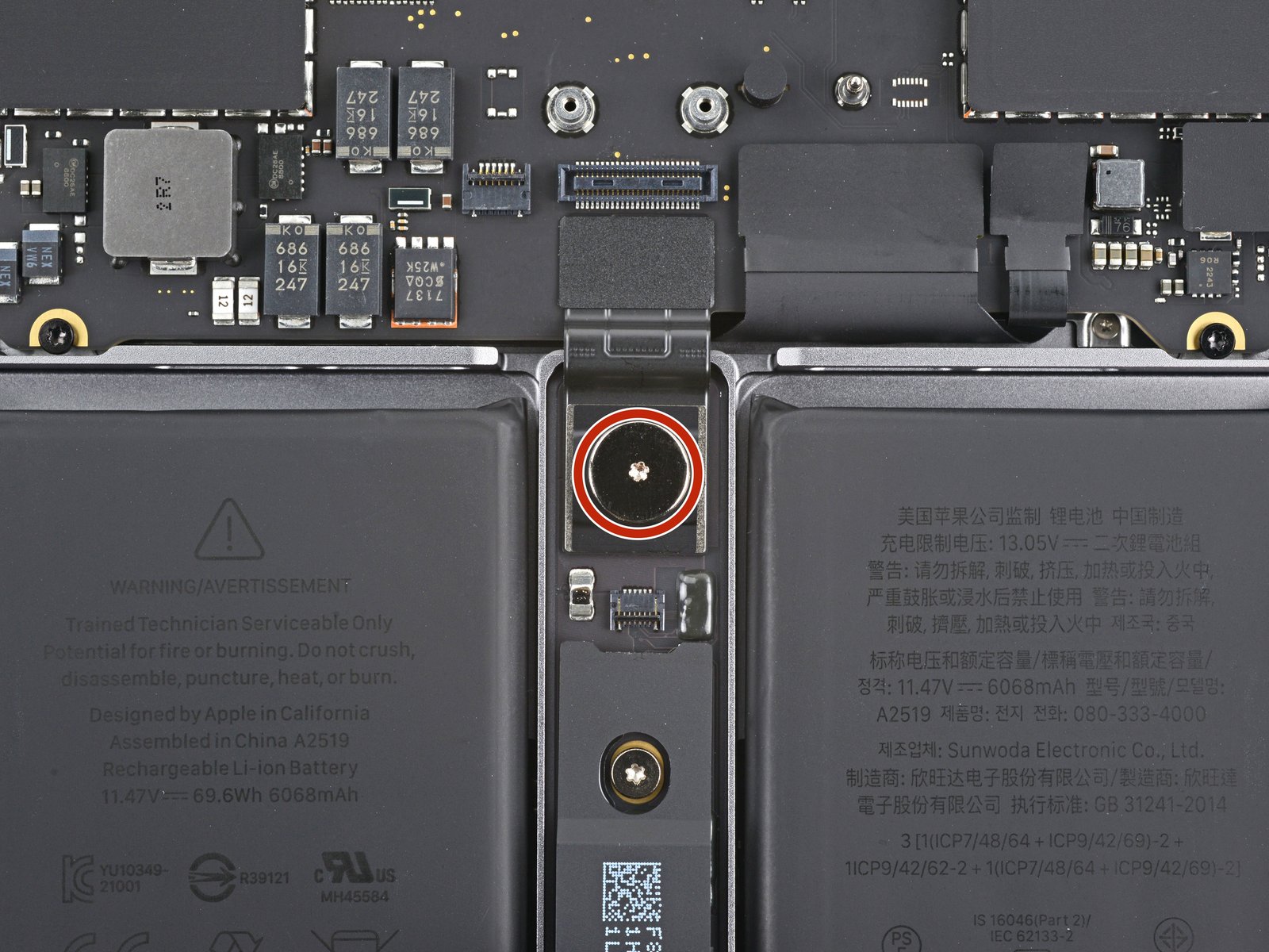 changer écran MacBook Pro 14 pouces 2021 A2442 - vis Torx T5 du connecteur alimentation batterie vue 1