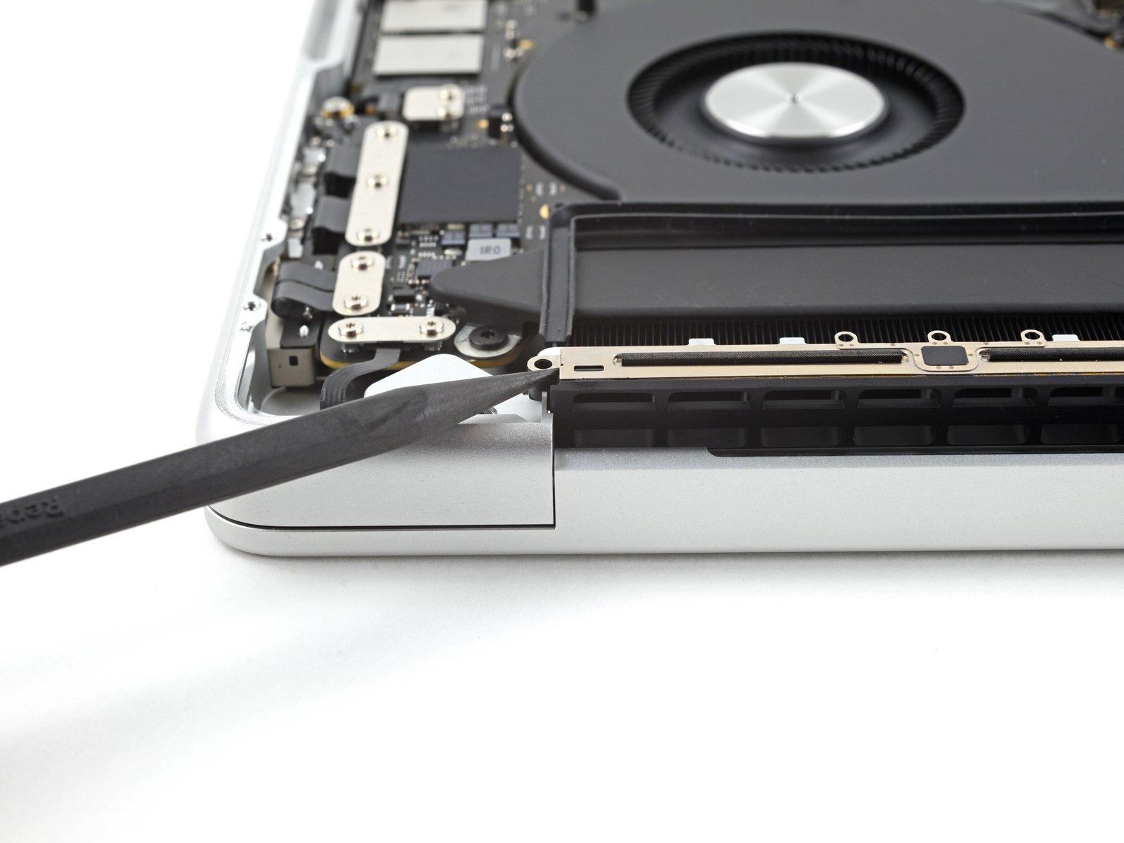 changer écran MacBook Pro 14 pouces 2021 A2442 - décollement de la barre antenne au spudger vue 2