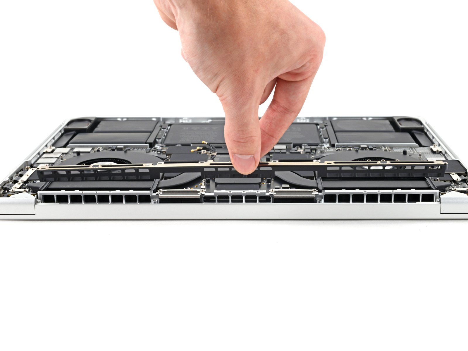 changer écran MacBook Pro 14 pouces 2021 A2442 - retrait de la barre antenne du châssis vue 2