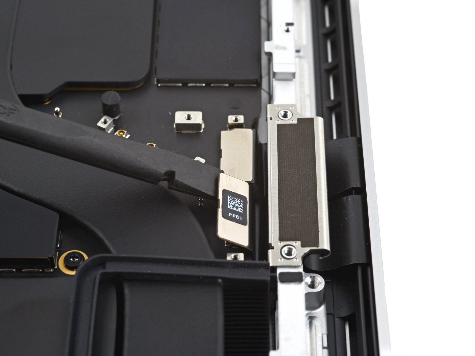 changer écran MacBook Pro 14 pouces 2021 A2442 - déconnexion des nappes écran côté droit vue 2