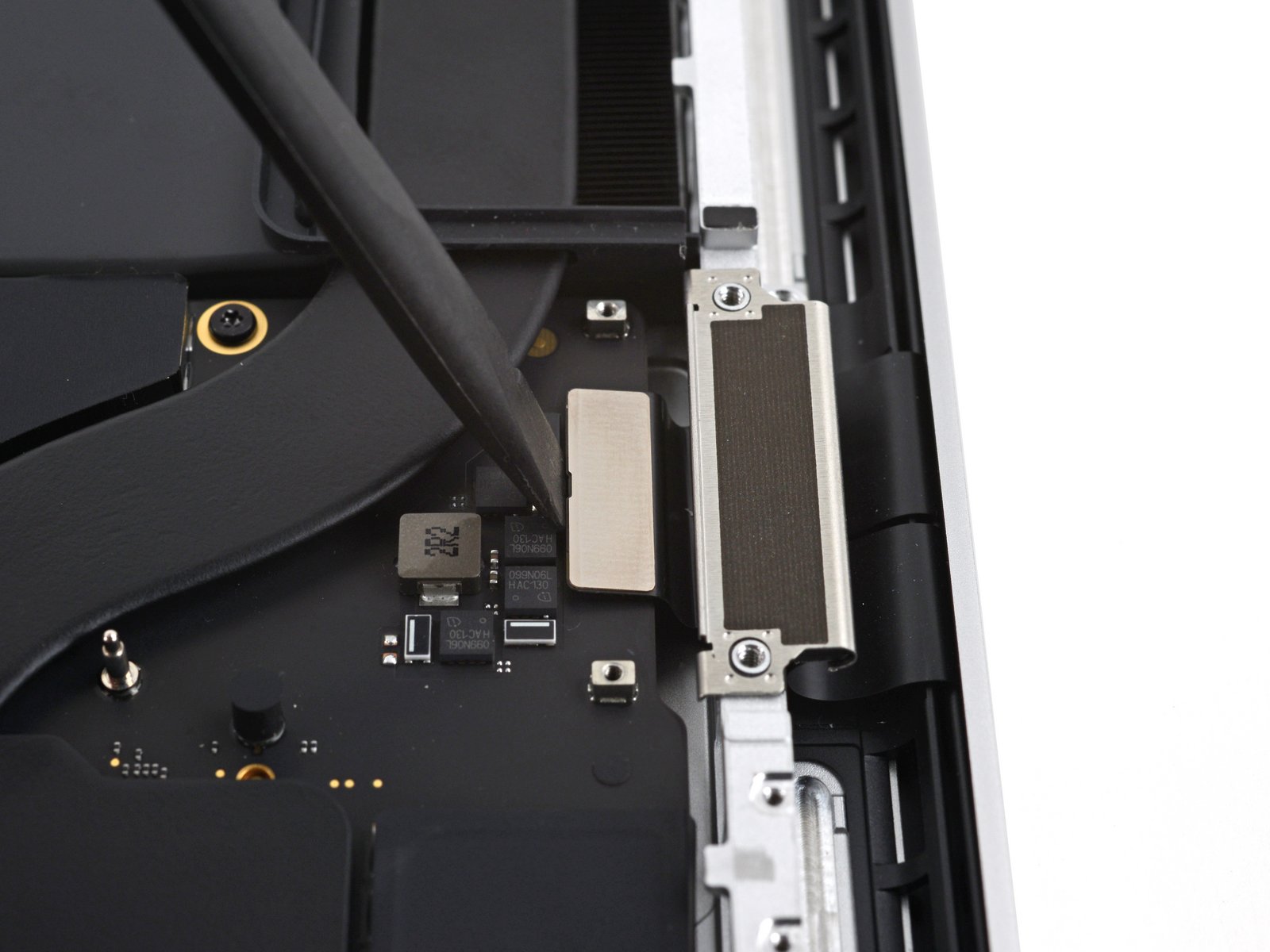 changer écran MacBook Pro 14 pouces 2021 A2442 - déconnexion de la nappe écran côté gauche vue 1