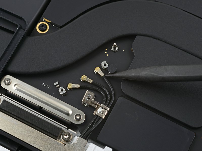 Déconnecter la barre d’antenne MacBook Pro 14 pouces 2021 A2442 carte mère étape 22