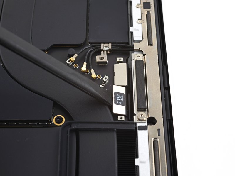 Déconnecter les nappes d’écran MacBook Pro 14 pouces 2021 A2442 carte mère étape 25