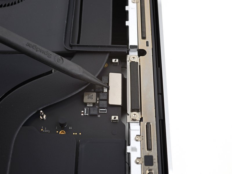 Déconnecter la nappe d’écran supérieure gauche MacBook Pro 14 pouces 2021 A2442 carte mère étape 26