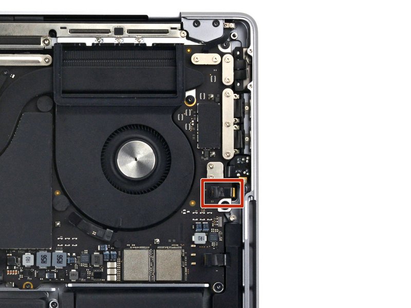 Décoller l’adhésif de la nappe micro MacBook Pro 14 pouces 2021 A2442 carte mère étape 27