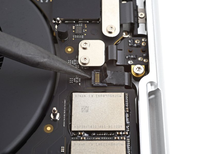 Ouvrir le verrou ZIF de la nappe micro MacBook Pro 14 pouces 2021 A2442 carte mère étape 28