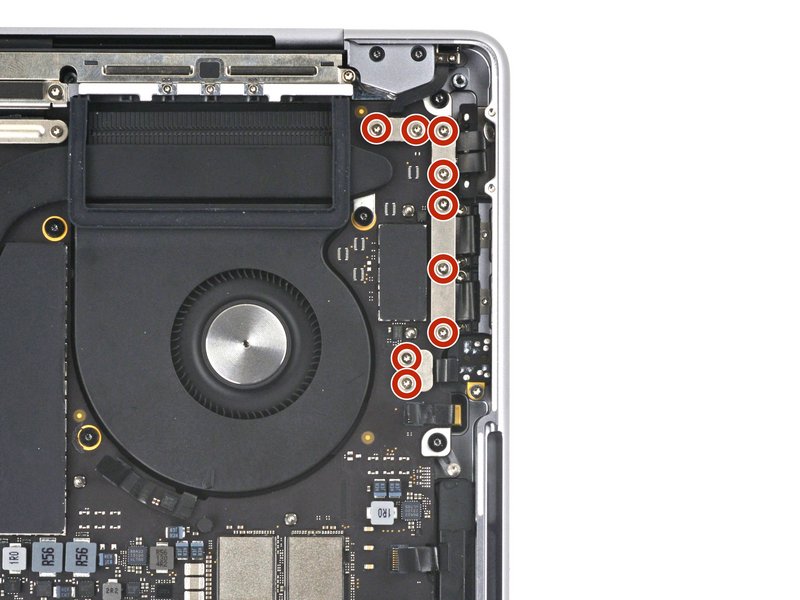 Dévisser les caches des nappes côté droit MacBook Pro 14 pouces 2021 A2442 carte mère étape 30
