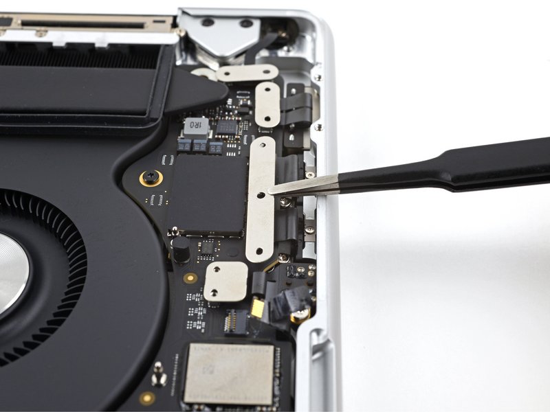 Retirer les caches côté droit MacBook Pro 14 pouces 2021 A2442 carte mère étape 31