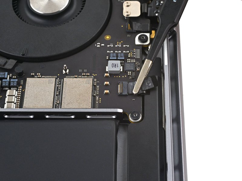Déconnecter le haut-parleur droit MacBook Pro 14 pouces 2021 A2442 carte mère étape 34