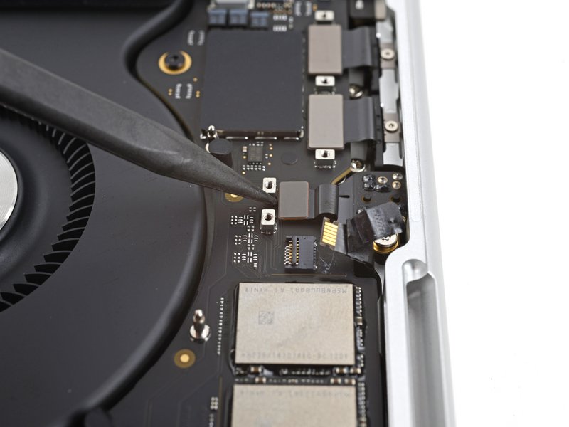 Déconnecter la prise jack MacBook Pro 14 pouces 2021 A2442 carte mère étape 35